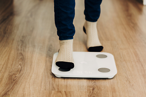 포토 JPG 해외이미지 라이프스타일 스포츠 컨셉 신체 다이어트 통신 발 건강 저울 사람 사람없음 운동 디지털 스크린 모니터 터치 흰색 긴급 어플리케이션 몸무게 연결 비만 측정 시스템 혁명 돌봄 합판 웨어러블 해외포토 컬러 모션 생활 신체부위 컴퓨터 몸매 파일형식 이미지허브