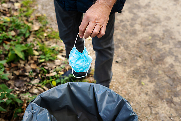 포토 JPG 해외이미지 손 컨셉 거리 주택 건강 가면 안전 사람 사람없음 야외 약 검은색 희망 쓰레기통 잡기 수비 환경오염 던지기 바이러스 닫기 보호 질병 쓰레기 폐기물 위험 일회용 예방 낭비 셀프 위생관리 전염병 해외포토 감정 컬러 의학 모션 관리 건물 신체부위 파일형식 이미지허브