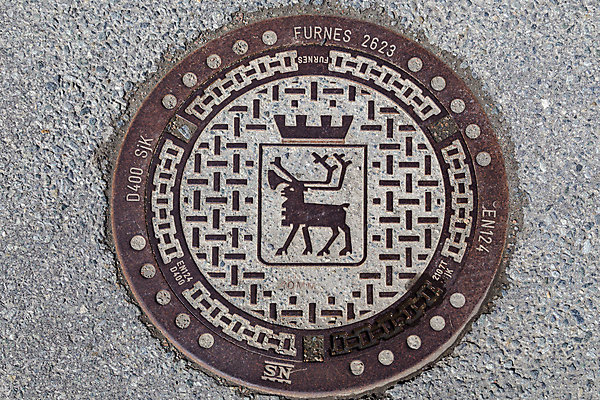 포토 JPG 해외이미지 문화 도로 표면 추상 거리 노르웨이 사람없음 물 금속 덮개 뚜껑 도시 원형 구멍 보행로 철 질감 시스템 타운 배수구 순록 옛날 철강 캡모자 폐수 하수 해외포토 자연요소 도형 모자_잡화 유럽 길 무늬 교통시설 재질 환경오염 파일형식 이미지허브