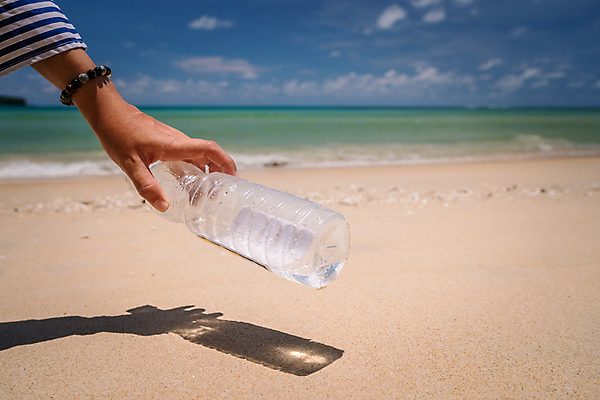 포토 JPG 해외이미지 주간 손 해변 야외 신체부위 자연보호 그린캠페인 페트병 쓰레기줍기 플라스틱병 해양쓰레기 줍기 해외포토 자연요소 캠페인 바다 모션 자연 사람 보호 쓰레기 플라스틱 병_담는 파일형식 이미지허브