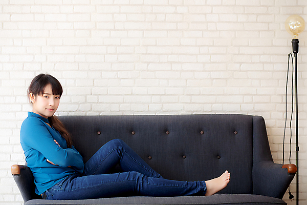 포토 JPG 해외이미지 백인 모델 라이프스타일 응시 여자 행복 아시아 컨셉 의자 청소년 휴식 아파트 주택 실내 건강 한명 미소 사람 앉기 동양인 성인 10대 소파 뷰티 방 표현 신선 긍정 해외포토 서양인 1 시선 감정 나라 가구 모션 표정 인종 내부 건물 생활 파일형식 이미지허브