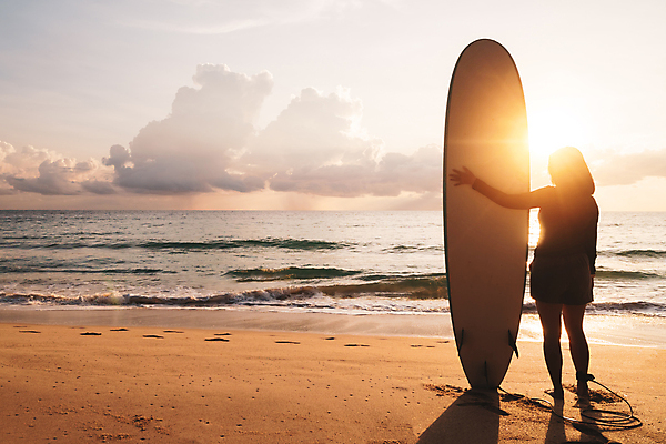 포토 JPG 해외이미지 전신 여자 실루엣 파도 바다 여행 휴가 한명 성인 야외 여름 잡기 서핑보드 서퍼 성인여자한명만 해외포토 1 계절 모션 운동선수 촬영기법 사람 보드_스포츠 여자한명만 성인여자만 파일형식 이미지허브