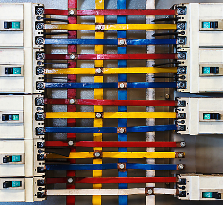 포토 JPG 해외이미지 산업 선 버스 바닥 프레임 안전 사람없음 울타리 상자 힘 에너지 과학기술 판넬 센터 엔지니어 플러그 제조 연결 캐비닛 순환 철사 시스템 경영 분배 설치 자동 자동화 전압 제어 지능 표준 해외포토 육상교통 비즈니스 모션 대중교통 기술 담장 기술자 사물함 파일형식 이미지허브