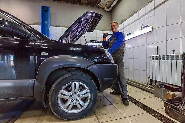 포토 JPG 해외이미지 백인 직업 라이프스타일 남자 행복 유니폼 교통시설 자동차 노동자 실내 작업복 한명 미소 성인 파란색 공구 스패너 업무 작업실 기술자 엔지니어 수리 아래 확인 서비스 고정 엔진 정비공 보닛 모터 유지 자동 조작 차고 해외포토 서양인 1 옷 감정 육상교통 컬러 교통 표정 사람 내부 생활 도구 작업 방향 시설 위치 파일형식 이미지허브