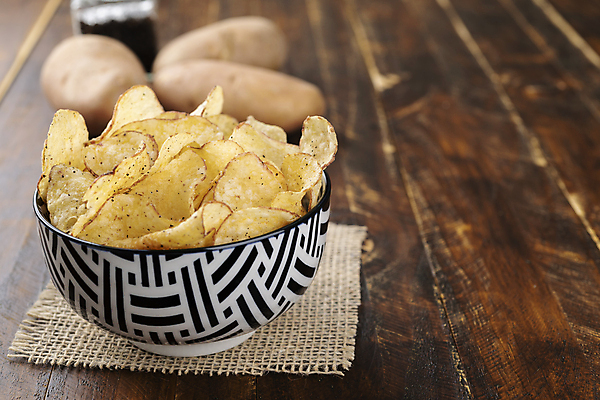 포토 JPG 해외이미지 그릇 감자 실내 사람없음 아웃포커스 쌓기 과자 감자칩 짠맛 나무배경 해외포토 식기 백그라운드 채소 모션 디저트 촬영기법 내부 칩_음식 맛 파일형식 이미지허브