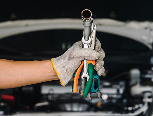 포토 JPG 해외이미지 직업 손 남자 부분 교통시설 자동차 노동자 안전 사람 사람없음 상점 공구 스패너 업무 작업실 기술자 변화 수리 역 서비스 타이어 고정 팔 엔진 정비공 모터 유지 자동 차고 해외포토 육상교통 교통 컨셉 신체부위 도구 작업 시설 파일형식 이미지허브