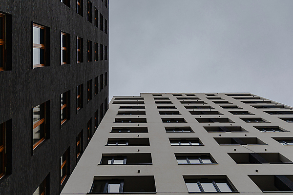 포토 JPG 해외이미지 구름 디자인 외관 응시 유럽 건축양식 창문 하늘 바닥 아파트 주택 사람없음 야외 건물 파란색 빛 탑 고층빌딩 블록 방 흰색 도시 플랫 상승 폴란드 브로츠와프 옛날 해외포토 자연요소 건축물 시선 건축 나라 컬러 컨셉 빌딩 파일형식 이미지허브