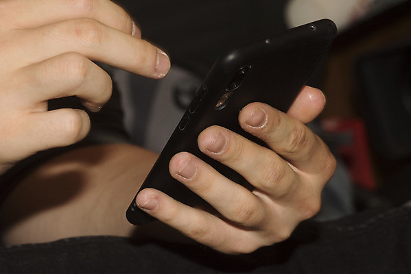 포토 JPG 해외이미지 인터넷 통신 정보기술 사람없음 경제 전자제품 스마트폰 핸드폰 스크린 자료 서핑 중앙 연결 사이버 신호 전염 마디 인터넷주소 소프트웨어 접수 터치스크린 프로그램 하드웨어 사용자 제공자 해외포토 기술 스마트기기 컴퓨터 수상스포츠 질병 감염 파일형식 이미지허브