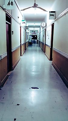 포토 JPG 해외이미지 건축양식 창문 출입구 바닥 실내 건강 병원 사람없음 내부 건물 가로 파란색 빛 사무실 반사 문 침묵 흰색 긴급 오픈 복도 실험실 역 통로 병실 직진 철강 철책 해외포토 건축물 건축 컬러 비즈니스 의학 교통시설 실험 소리 파일형식 이미지허브