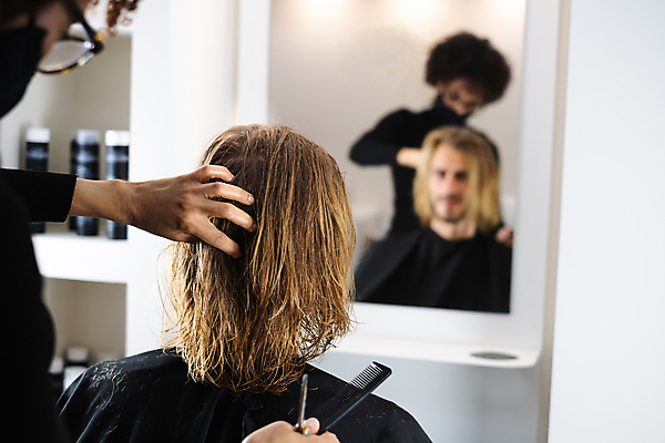 포토 JPG 해외이미지 백인 모델 직업 라이프스타일 여자 남자 행복 비즈니스 가면 서기 미소 사람 성인 내부 두명 치료 금발 머리카락 유행 검은색 비즈니스우먼 전문직 미용사 이발 자르기 종업원 고객 브라질사람 숱 해외포토 서양인 헤어스타일 감정 컬러 의학 모션 표정 생활 머리 직장인 파일형식 이미지허브