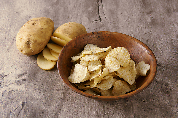 포토 JPG 해외이미지 감자 실내 사람없음 과자 담기 슬라이스 감자칩 나무그릇 짠맛 나무배경 해외포토 그릇 백그라운드 채소 모션 디저트 내부 목재 칩_음식 맛 파일형식 이미지허브