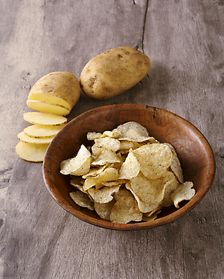 포토 JPG 해외이미지 단면 감자 실내 사람없음 과자 담기 슬라이스 감자칩 나무그릇 짠맛 나무배경 해외포토 그릇 백그라운드 채소 모션 디저트 내부 목재 칩_음식 맛 파일형식 이미지허브