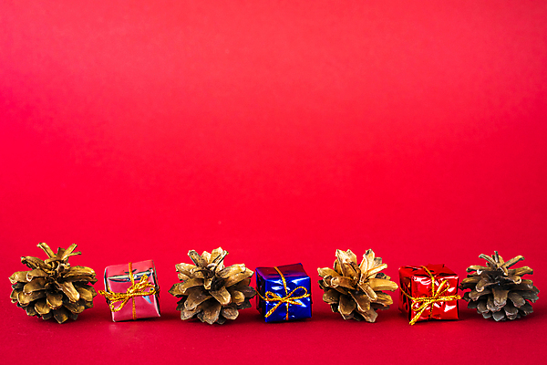 포토 JPG 해외이미지 크리스마스 선물 사람없음 빨간색 선물상자 상자 축하 오브젝트 일렬 포장소품 해외포토 기념일 컬러 컨셉 포장 포장재료 파일형식 이미지허브