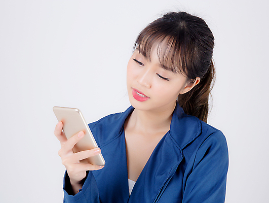 포토 JPG 해외이미지 백인 직업 1 손 응시 여자 행복 아시아 백그라운드 비즈니스 텍스트 통신 모바일 세포 한명 미소 사람 동양인 성인 스마트폰 핸드폰 사무실 독서 디지털 스크린 터치 흰색 업무 비즈니스우먼 자신감 메시지 무선전화기 전화기 스마트 비서 경영 고립 문자메시지 소셜 해외포토 서양인 시선 감정 나라 컬러 컨셉 표정 인종 신체부위 전자제품 스마트기기 작업 직장인 파일형식 이미지허브