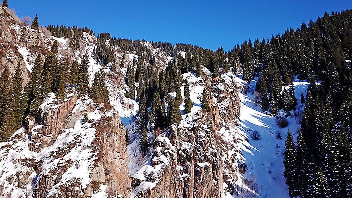 포토 JPG 해외이미지 나무 계절 여행 크리스마스 겨울 자연 하늘 바람 산 안테나 파노라마 그림자 경사 사람없음 파란색 태양 계곡 냉동 추위 광선 흰색 정상 숲 휴양지 장면 드론 절정 카자흐스탄 눈내림 가문비나무 해외포토 자연요소 식물 기념일 아시아 컬러 통신 날씨 눈_날씨 촬영기법 장소 생태계 파일형식 이미지허브