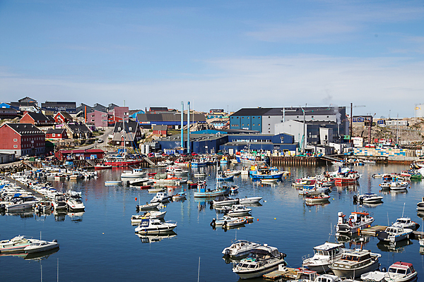 포토 JPG 해외이미지 여행 낚시 주택 사람없음 건물 물 파란색 컬러풀 항구 만 보트 북극 포트 타운 그린란드 나루 해외포토 자연요소 건축물 컬러 섬 배_교통 교통시설 레저 덴마크 도시 극지방 파일형식 이미지허브