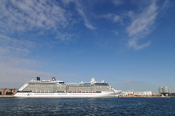 포토 JPG 해외이미지 유럽 바다 여행 교통시설 하늘 휴가 덴마크 사람 사람없음 야외 물 파란색 여행객 항구 흰색 도시 보트 고급 큼 크루즈 정박 활 함선 해안도시 승객 포트 닻 스칸디나비아 코펜하겐 해외포토 자연요소 나라 컬러 교통 컨셉 배_교통 북유럽 크기 시설 파일형식 이미지허브