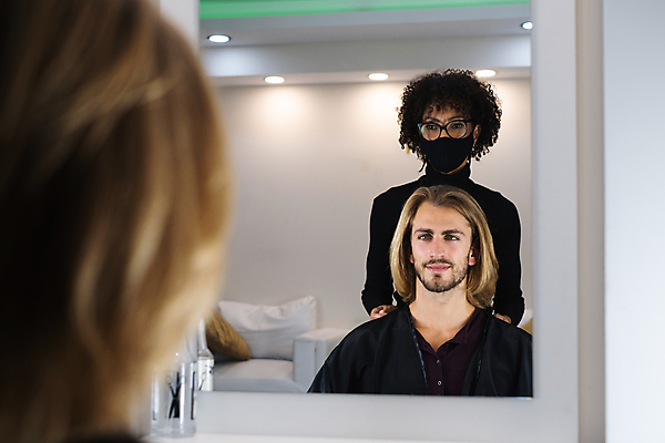 포토 JPG 해외이미지 백인 모델 직업 라이프스타일 여자 남자 행복 비즈니스 가면 서기 미소 사람 성인 내부 두명 치료 금발 머리카락 유행 검은색 비즈니스우먼 전문직 미용사 이발 자르기 종업원 고객 브라질사람 숱 해외포토 서양인 헤어스타일 감정 컬러 의학 모션 표정 생활 머리 직장인 파일형식 이미지허브