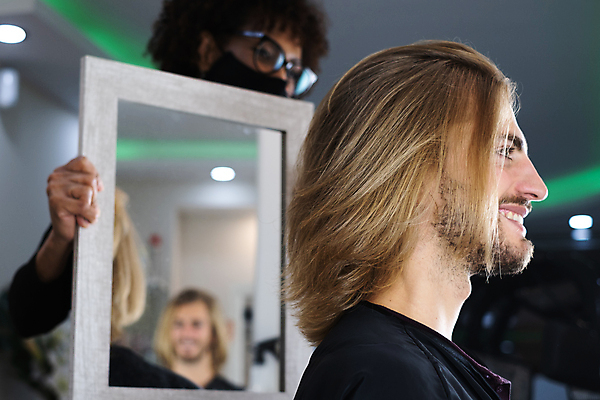 포토 JPG 해외이미지 백인 모델 직업 라이프스타일 여자 남자 행복 비즈니스 가면 서기 미소 사람 성인 내부 두명 치료 금발 머리카락 유행 검은색 비즈니스우먼 전문직 미용사 이발 자르기 종업원 고객 브라질사람 숱 해외포토 서양인 헤어스타일 감정 컬러 의학 모션 표정 생활 머리 직장인 파일형식 이미지허브