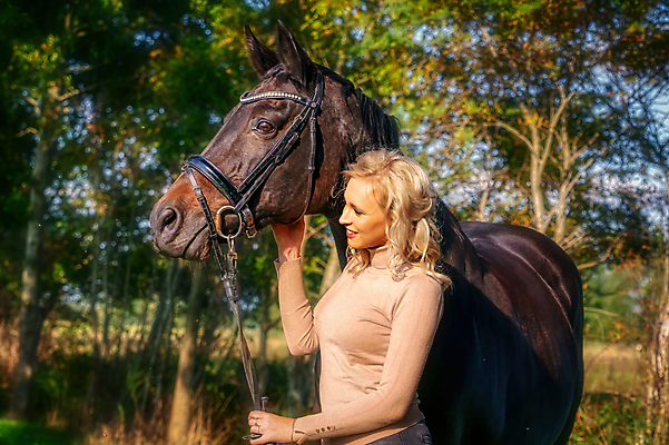 포토 JPG 해외이미지 동물 백인 한마리 라이프스타일 긴머리 여자 행복 얼굴 스포츠 자연 휴가 휴식 함께함 사랑 한명 서기 미소 사람 소녀 취미 야외 가로 캐주얼 금발 농장 맑음 가축 고요 우정 기쁨 자유 농촌 긍정 라이더 해외포토 서양인 1 헤어스타일 옷 감정 어린이 컨셉 농업 모션 날씨 표정 생활 신체부위 친구 시골 생태계 파일형식 이미지허브