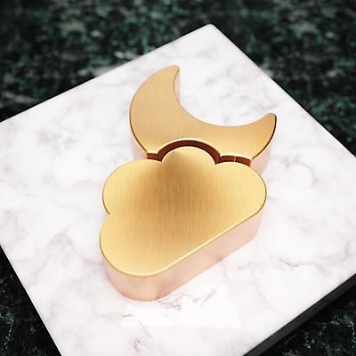 포토 JPG 해외이미지 구름 디자인 탁자 사람없음 초록색 반짝임 반사 3D 금속 디지털 달 흰색 정상 야간 심볼 사인 만들기 대리석 광택 청동 고립 소셜 지휘대 해외포토 자연요소 컬러 가구 재료 모션 재질 디지털합성 파일형식 이미지허브