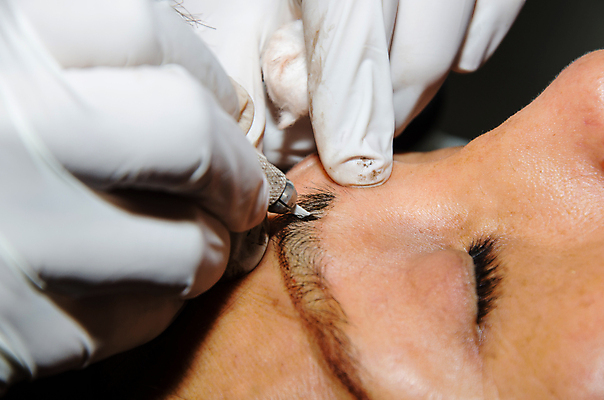 포토 JPG 해외이미지 손 여자 얼굴 실내 한명 근접촬영 성인 옆모습 신체부위 눈감음 작업 그리기 눈썹 시술 눈썹문신 성인여자한명만 해외포토 1 뷰포인트 모션 사람 내부 문신 여자한명만 성인여자만 파일형식 이미지허브