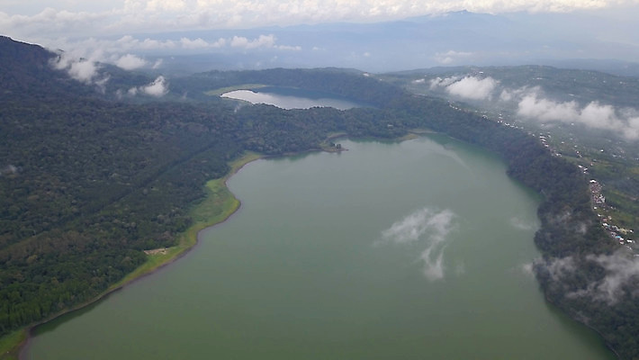 포토 JPG 해외이미지 아시아 호수 섬 여행 백그라운드 자연 하늘 휴가 산 안테나 파노라마 사람없음 야외 초록색 물 파란색 뷰티 시골 숲 쌍둥이 화산 발리 인도네시아 분화구 내추럴 드론 조감도 해외포토 자연요소 나라 컬러 통신 가족 촬영기법 생태계 파일형식 이미지허브