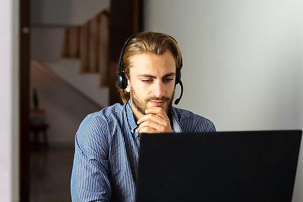 포토 JPG 해외이미지 남자 이어폰 인터넷 주택 한명 노트북 컴퓨터 헤드폰 외침 중개인 텔레마케팅 해외포토 직업 1 음향기기 사람 건물 전자제품 소리 서비스업 파일형식 이미지허브