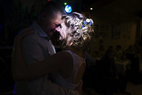 포토 JPG 해외이미지 커플 드레스 여자 남자 딸 행복 감정 얼굴 어린이 결혼 2 포옹 함께함 실내 관리 사랑 미소 안전 정장 성인 두명 터치 흰색 축하 표현 춤 아빠 야간 유혹 눈물 쇼 정중 해외포토 자연요소 옷 컬러 컨셉 가족 관계 안기 문화예술 표정 사람 이벤트 내부 신체부위 파일형식 이미지허브