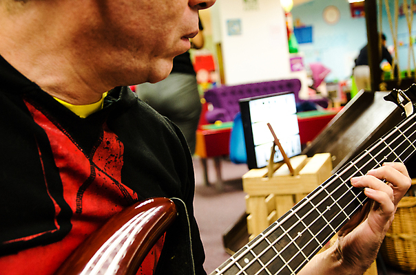 포토 JPG 해외이미지 모델 손 남자 문화 줄 음악 백그라운드 노래 놀이 실내 사람 사람없음 빛 유행 금속 검은색 소리 콘서트 공연 연주자 음악가 에너지 무대 수확 흰색 기구 기타 표현 잡기 악단 시원함 기타리스트 뮤지컬 베이스 플레이어 생존 해외포토 직업 컬러 농업 모션 재질 현악기 문화예술 이벤트 내부 신체부위 파일형식 이미지허브