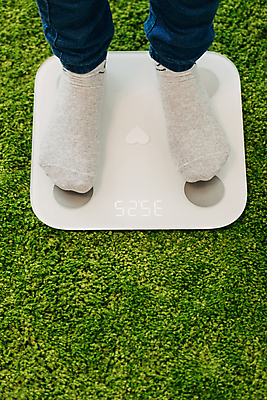 포토 JPG 해외이미지 라이프스타일 스포츠 컨셉 신체 다이어트 통신 발 건강 저울 사람 사람없음 초록색 운동 디지털 스크린 모니터 터치 흰색 긴급 어플리케이션 몸무게 연결 비만 측정 시스템 혁명 돌봄 웨어러블 해외포토 컬러 모션 생활 신체부위 컴퓨터 몸매 파일형식 이미지허브