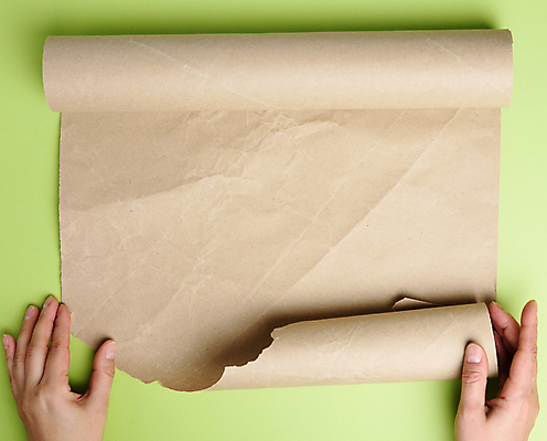 포토 JPG 해외이미지 손 종이 신체부위 연두색 갈색 잡기 두루마리 찢어짐 접기 포장소품 종이호일 해외포토 컬러 포장 모션 사람 초록색 오브젝트 포장재료 파일형식 이미지허브