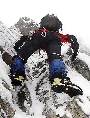 포토 JPG 해외이미지 주간 전신 남자 로우앵글 겨울 산 한명 성인 야외 뒷모습 등산 절벽 추위 바위 잡기 익스트림스포츠 오르기 알프스 눈내림 성인남자한명만 겨울풍경 설산 해외포토 자연요소 1 계절 유럽 스포츠 뷰포인트 모션 눈_날씨 사람 풍경 트래킹 돌_바위 남자한명만 성인남자만 파일형식 이미지허브