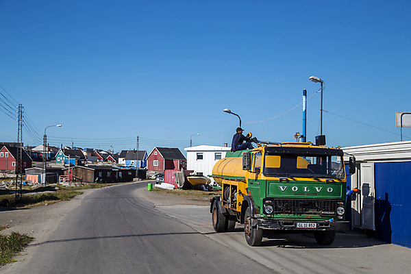 포토 JPG 해외이미지 산업 도로 여행 비즈니스 교통시설 노동자 사람 사람없음 운전 에너지 트럭 화물 역 휘발유 석유 컨테이너 북극 배송 탱크 연료 가스 수납 짐차 멀리 트레일러 주유소 펌프 그린란드 디젤 유조선 해외포토 직업 길 섬 교통 모션 자동차 덴마크 운송업 극지방 시설 파일형식 이미지허브