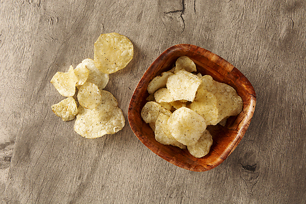 포토 JPG 해외이미지 실내 사람없음 하이앵글 과자 담기 감자칩 나무그릇 짠맛 나무배경 해외포토 그릇 뷰포인트 백그라운드 모션 디저트 내부 목재 칩_음식 맛 파일형식 이미지허브