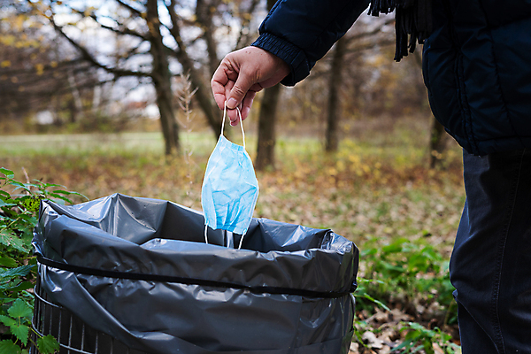 포토 JPG 해외이미지 손 컨셉 거리 주택 건강 가면 안전 사람 사람없음 야외 약 검은색 희망 쓰레기통 잡기 수비 환경오염 던지기 바이러스 닫기 보호 질병 쓰레기 폐기물 위험 일회용 예방 낭비 셀프 위생관리 전염병 해외포토 감정 컬러 의학 모션 관리 건물 신체부위 파일형식 이미지허브