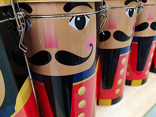 포토 JPG 해외이미지 동물 1 전통 드레스 계절 유럽 여행 백그라운드 크리스마스 겨울 휴가 새해 기념 털 선물 사람 성인 사람없음 장식 빛 반려동물 컬러풀 장난감 유행 세일 상점 축제 추위 축하 개 구매 12월 기간 양발 항목 핸드메이드 해외포토 옷 기념일 나라 컬러 컨셉 포유류 쇼핑 날짜 파일형식 이미지허브