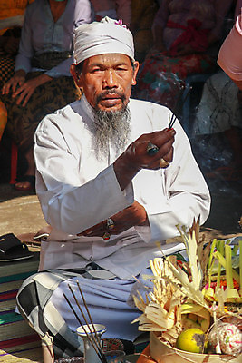 포토 JPG 해외이미지 전통 커플 드레스 여자 꽃 아시아 종교 문화 결혼 2 패턴 밥 결혼식 기념 한명 미소 사람 동양인 초록색 물 컬러풀 야자수 정원 기도 아내 사찰 의식 황금 바느질 발리 인도네시아 코코넛 힌두교 정확 해외포토 자연요소 나무 식물 1 옷 나라 음식 컬러 섬 컨셉 무늬 과일 관계 종교건축 표정 인종 이벤트 파일형식 이미지허브