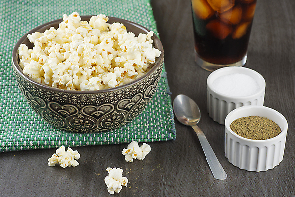 포토 JPG 해외이미지 음료 음식 다이어트 유리 탁자 건강 옥수수 사람없음 목재 노란색 숟가락 얼음 식사 흰색 신선 사발 맛 시리얼 영화관 먹기 영화 팝콘 소금 후추 내추럴 소다 짠맛 채식주의자 팝 비건 해외포토 자연요소 나무 컬러 가구 컨셉 재료 모션 재질 문화예술 곡류 수저 사기그릇 극장 향신료 채식 파일형식 이미지허브