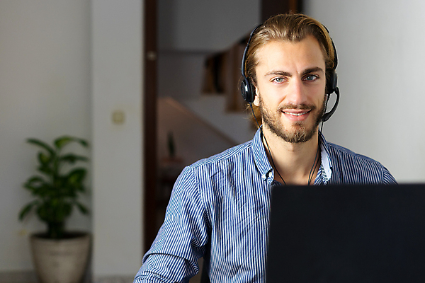 포토 JPG 해외이미지 남자 이어폰 인터넷 주택 한명 노트북 컴퓨터 헤드폰 외침 중개인 텔레마케팅 해외포토 직업 1 음향기기 사람 건물 전자제품 소리 서비스업 파일형식 이미지허브