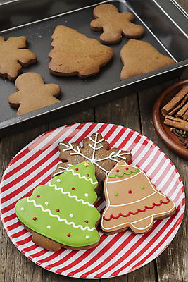 포토 JPG 해외이미지 전통 접시 음식 빵 크리스마스 휴가 새해 요리 사람없음 장식 빨간색 빵집 축하 달콤 맛 설탕 굽기 밀가루 생강 시나몬 페스츄리 해외포토 식기 기념일 컬러 컨셉 채소 상점 가루 구이 파일형식 이미지허브