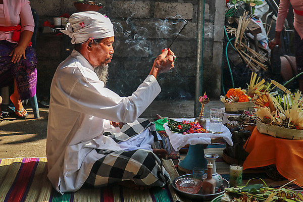 포토 JPG 해외이미지 전통 손 꽃 아시아 종교 문화 음식 여행 불교 휴가 한명 사람 동양인 물 컬러풀 믿음 흰색 기도 축하 사찰 의식 영혼 재산 축복 신비 성직자 승려 발리 인도네시아 신성 희생 숭배 힌두교 해외포토 자연요소 식물 1 감정 나라 컬러 섬 컨셉 종교건축 인종 신체부위 금융 파일형식 이미지허브