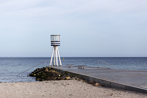 포토 JPG 해외이미지 디자인 모래 바다 여행 건축양식 자연 하늘 통 덴마크 안전 사람없음 야외 목재 파란색 평화 탑 항구 줄무늬 흰색 원형 건축가 방파제 안전요원 코펜하겐 해외포토 도형 나무 직업 건축물 공공시설 건축 컬러 컨셉 무늬 재료 교통시설 북유럽 생태계 파일형식 이미지허브