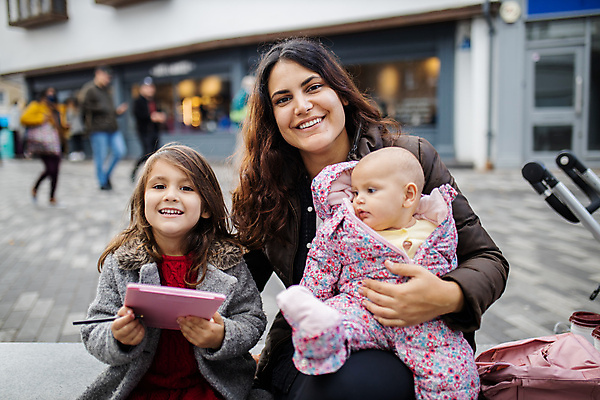 포토 JPG 해외이미지 라이프스타일 응시 여자 딸 행복 어린이 백그라운드 가족 엄마 영국 갈색머리 사람 성인 사람없음 야외 건물 뷰티 임산부 기쁨 표현 아기 런던 걸음마 해외포토 헤어스타일 건축물 시선 감정 유럽 관계 모션 생활 임신 파일형식 이미지허브