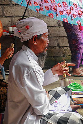 포토 JPG 해외이미지 전통 커플 아시아 종교 문화 바다 여행 결혼 불교 기념 미술 한명 미소 사람 동양인 성인 장식 여름 컬러풀 믿음 환경 기도 사찰 의식 축복 성직자 심볼 발리 인도네시아 신성 숭배 이국적 힌두교 해외포토 1 계절 감정 나라 컬러 섬 컨셉 관계 종교건축 문화예술 표정 인종 이벤트 파일형식 이미지허브