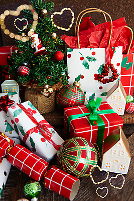 포토 JPG 해외이미지 기념일 리본 크리스마스 휴가 전등 선물 사람없음 장식 세로 선물상자 컬러풀 축제 장식볼 마음 포장지 해외포토 컬러 포장 조명 이벤트 상자 파일형식 이미지허브