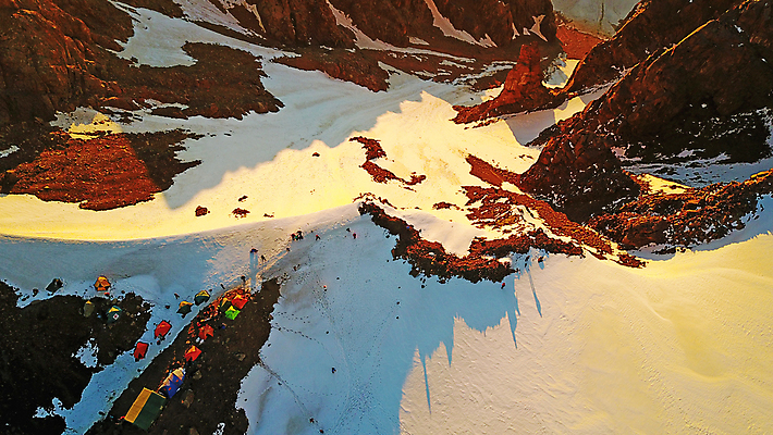 포토 JPG 해외이미지 공원 여행 겨울 하늘 아침 산 사람없음 야외 빨간색 태양 뷰티 여행객 일출 얼음 일몰 새벽 등산 트래킹 절벽 캠핑 하이킹 추위 광선 저녁 숲 내추럴 드론 절정 눈내림 해외포토 주간 자연요소 계절 공공시설 컬러 레저 눈_날씨 사람 노을 야간 파일형식 이미지허브