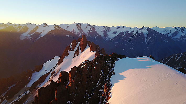 포토 JPG 해외이미지 계절 여행 겨울 자연 하늘 아침 산 안테나 사람없음 야외 빨간색 빛 태양 노란색 일출 얼음 일몰 새벽 하이킹 광선 흰색 정상 저녁 알프스 암초 드론 전국 절정 카자흐스탄 캡모자 눈내림 해외포토 주간 자연요소 모자_잡화 유럽 아시아 컬러 통신 레저 눈_날씨 노을 야간 생태계 파일형식 이미지허브