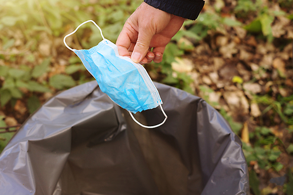포토 JPG 해외이미지 손 노년 컨셉 건강 관리 가면 마스크 사람 사람없음 약 건강관리 희망 펼침 쓰레기통 잡기 환경오염 던지기 바이러스 보호 질병 쓰레기 폐기물 위험 일회용 예방 번짐 박테리아 낭비 종료 전염병 코로나바이러스 해외포토 감정 의학 모션 성인 신체부위 파일형식 효과 이미지허브