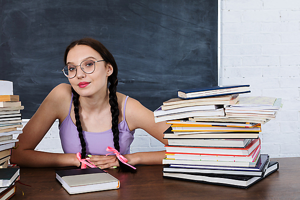 포토 JPG 해외이미지 학생 라이프스타일 긴머리 여학생 교육 안경 교실 학교 탁자 수업 기술 창조 한명 책 독서 칠판 기쁨 성장 자신감 가르침 끝 집중 읽기 책상 준비 의무 해외포토 1 헤어스타일 잡화 여자 감정 가구 컨셉 모션 사람 생활 파일형식 이미지허브